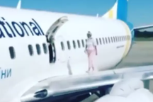 Mở cửa thoát hiểm, trèo ra cánh máy bay đứng vì "quá nóng"