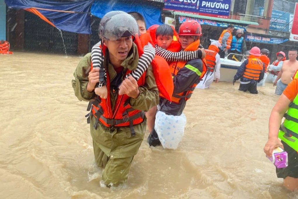 Công an, quân đội chạy đua với lũ giải cứu hàng nghìn người mắc kẹt - 3 Công an, quân đội chạy đua với lũ giải cứu hàng nghìn người mắc kẹt - 3