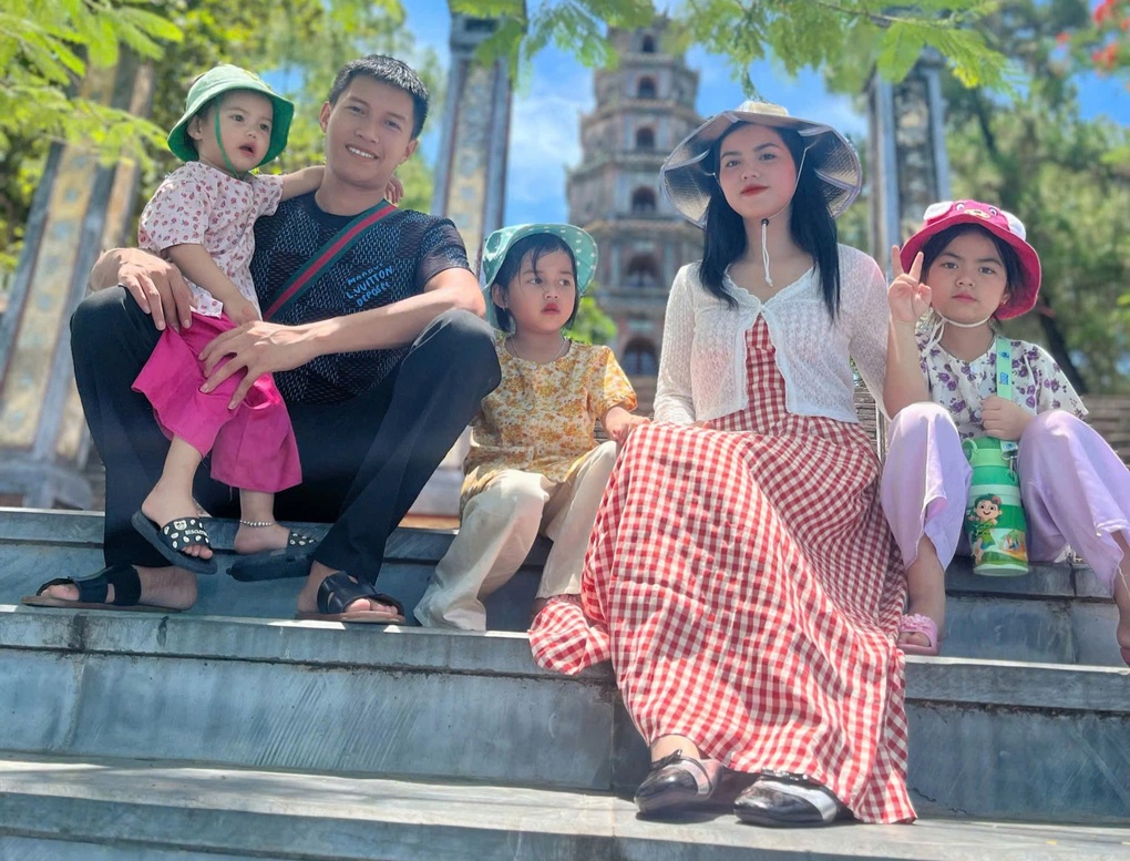 Chồng đi làm xa về nhà ăn Tết, vợ và 3 con gái đợi đến nửa đêm chạy ra đón - 1 Chồng đi làm xa về nhà ăn Tết, vợ và 3 con gái đợi đến nửa đêm chạy ra đón - 1