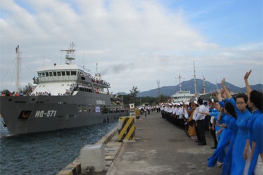 Chuyển hơn 200 tấn quà tết ra Trường Sa