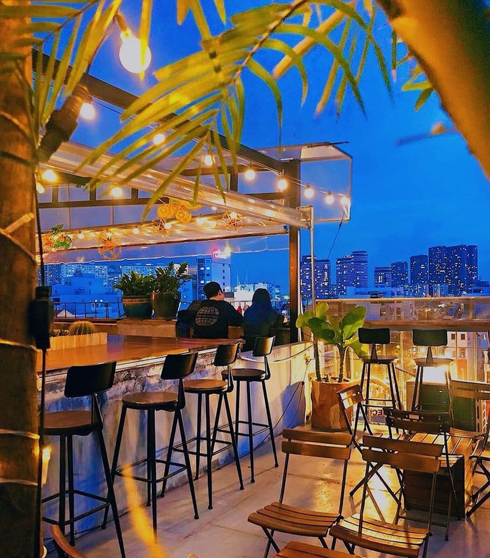 Bỏ túi loạt quán cà phê sân thượng ngắm hoàng hôn cực lãng mạn ở Sài Gòn - 10 Bỏ túi loạt quán cà phê sân thượng ngắm hoàng hôn cực lãng mạn ở Sài Gòn - 10