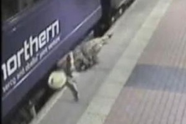 May mắn sống sót sau khi rơi xuống gầm tàu lửa