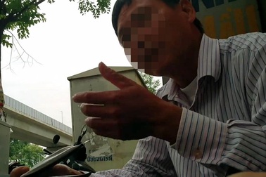 “Cò” hoạt động tấp nập trước cổng Sở Tư pháp Hà Nội