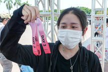 Bỏ tiền triệu, phơi nắng đổi vé Blackpink, đến đêm diễn vẫn cần vé điện tử?