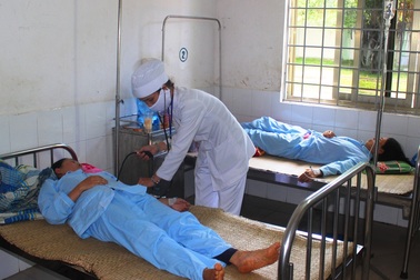 Ăn lòng heo, 8 người nhận viện