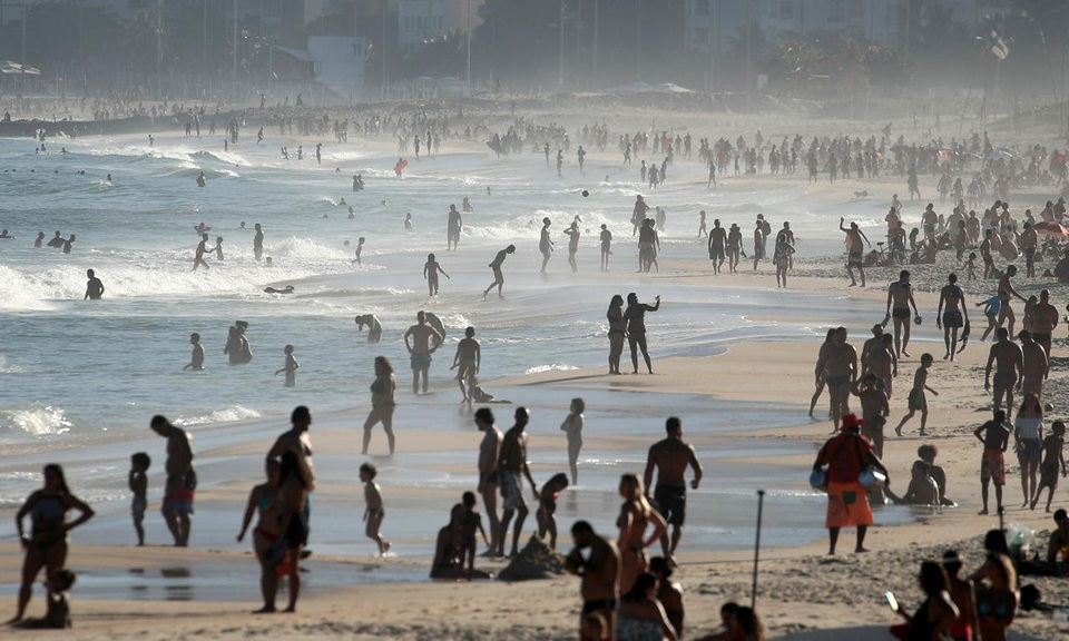 Hơn 51.000 người chết vì Covid-19, dân Brazil vẫn đổ xô tới bãi biển - 2 Hơn 51.000 người chết vì Covid-19, dân Brazil vẫn đổ xô tới bãi biển - 2
