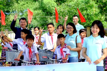 Trao tặng xe đạp, ba lô đến học sinh nghèo đầu năm học mới