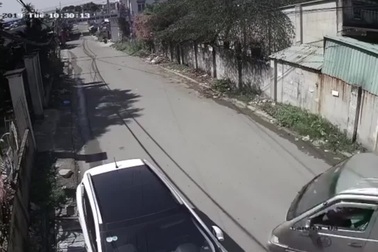 Xe chở học sinh xập xệ đến mức văng cả trẻ em khi cua gấp