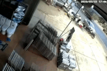 Khoảnh khắc ô tô mất lái tông loạt xe bên đường