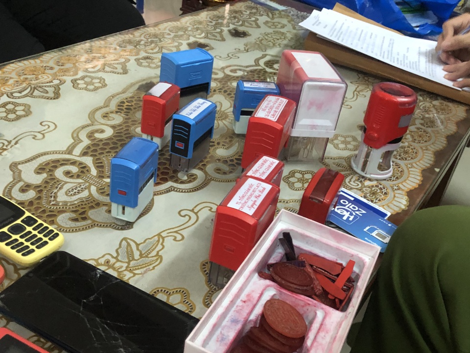 Làm giả hàng chục con dấu, giấy tờ vay tiền ngân hàng để hưởng lợi - 3 Làm giả hàng chục con dấu, giấy tờ vay tiền ngân hàng để hưởng lợi - 3