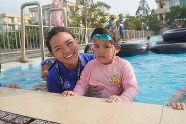 Cô giáo 8 năm dạy bơi miễn phí cho hàng trăm học trò nghèo