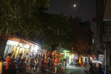 Chùm ảnh: Phá cỗ trên vỉa hè dưới ánh trăng rằm huyền ảo