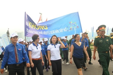 Hơn 1.000 bạn trẻ diễu hành vì “Khu đất an toàn” không bom mìn