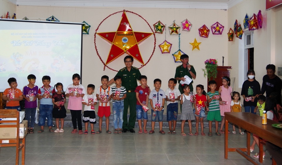 Biên phòng Đồng Tháp mang Trung thu đến với trẻ em vùng biên - 2 Biên phòng Đồng Tháp mang Trung thu đến với trẻ em vùng biên - 2