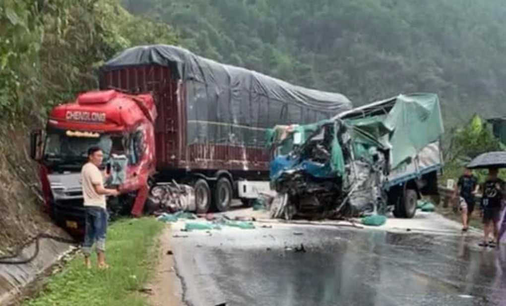 Hai ô tô đấu đầu trên quốc lộ 2, một người tử vong - 1 Hai ô tô đấu đầu trên quốc lộ 2, một người tử vong - 1