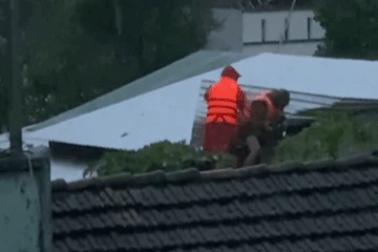 Cạy mái tôn cứu người mắc kẹt trong ngôi nhà ngập gần tới nóc