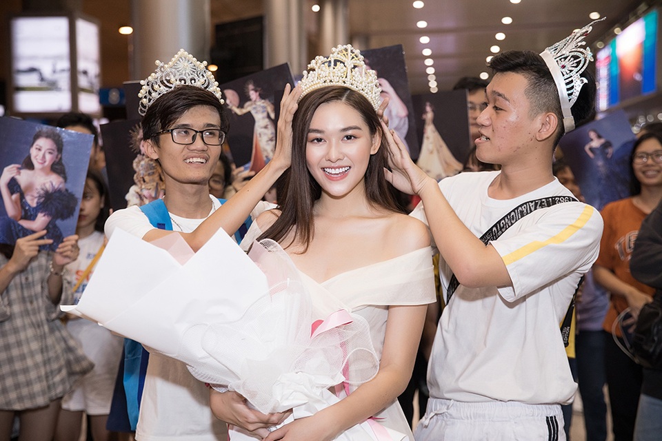Top 8 Hoa hậu Quốc tế Tường San được chào đón giữa vòng vây người hâm mộ - 6 Top 8 Hoa hậu Quốc tế Tường San được chào đón giữa vòng vây người hâm mộ - 6