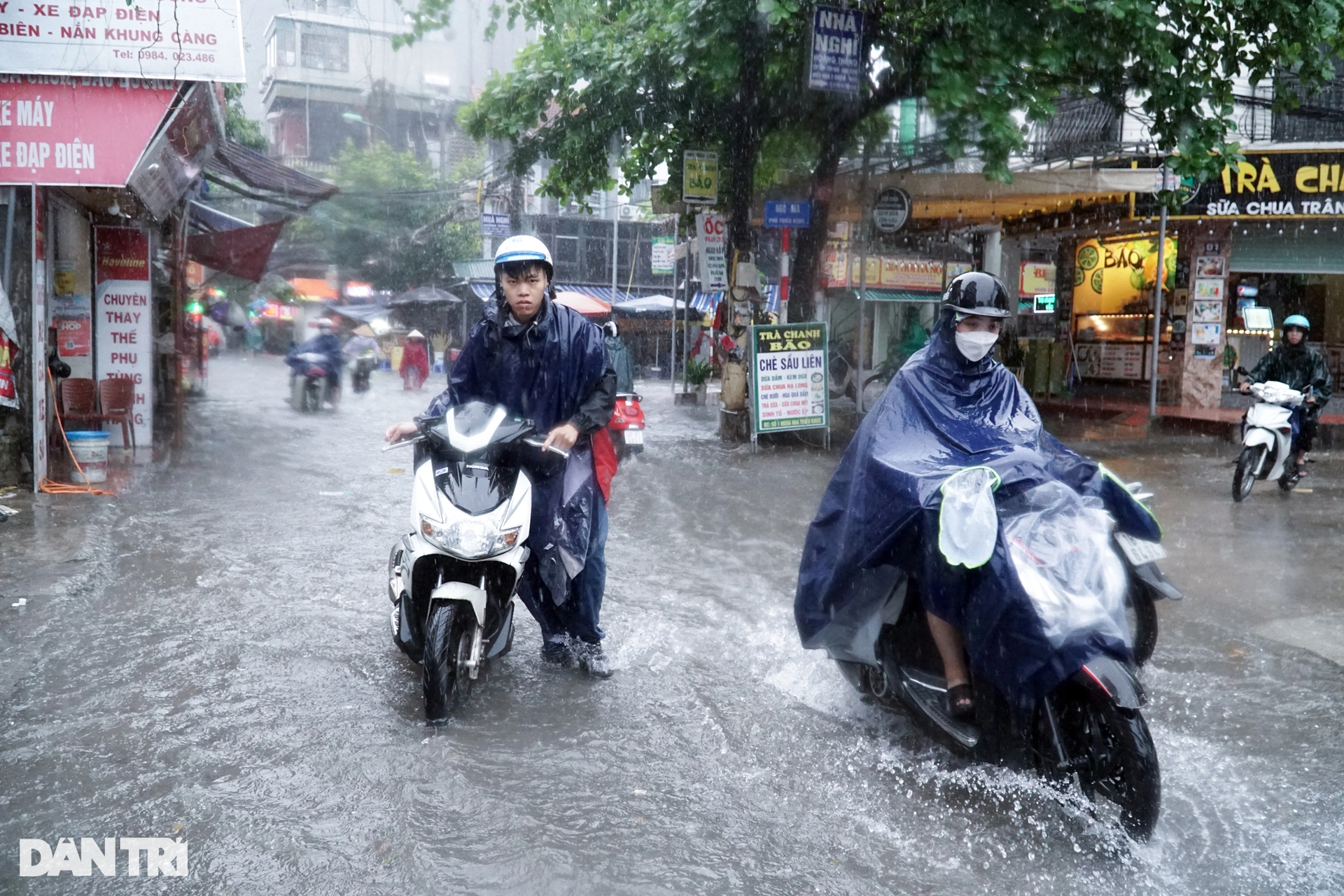 Mưa lớn do ảnh hưởng bão số 2: Giao thông Hà Nội tê liệt, ùn tắc kéo dài - 14 Mưa lớn do ảnh hưởng bão số 2: Giao thông Hà Nội tê liệt, ùn tắc kéo dài - 14