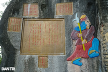 Bia cổ ở ngôi chùa 300 năm tuổi bị sơn mới, xâm hại