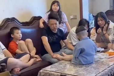 Ông cậu "kể khổ" việc chăm 16 cháu, 2 tháng hè tiêu sạch gần 220 triệu đồng