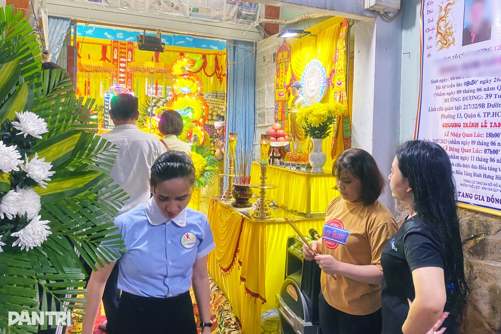 Vợ công nhân tử vong dưới cống TPHCM: Con bảo cha ăn nấm độc nên xỉu - 1 Vợ công nhân tử vong dưới cống TPHCM: Con bảo cha ăn nấm độc nên xỉu - 1