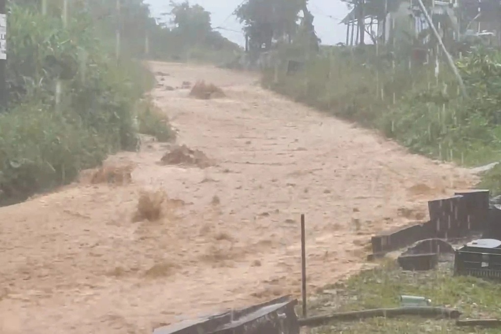 Mưa đặc biệt lớn, nước chảy trên đường như thác đổ - 1 Mưa đặc biệt lớn, nước chảy trên đường như thác đổ - 1