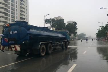 Xe môi trường phun nước rửa đường giữa trời mưa?