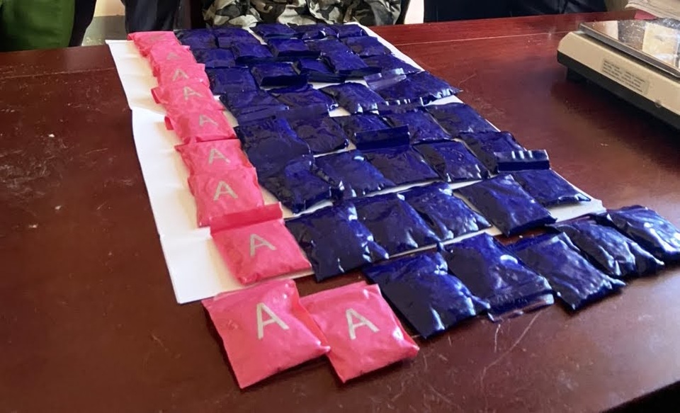 Bắt giữ đối tượng vận chuyển 3 bánh heroin, 10.000 viên ma túy tổng hợp - 2 Bắt giữ đối tượng vận chuyển 3 bánh heroin, 10.000 viên ma túy tổng hợp - 2