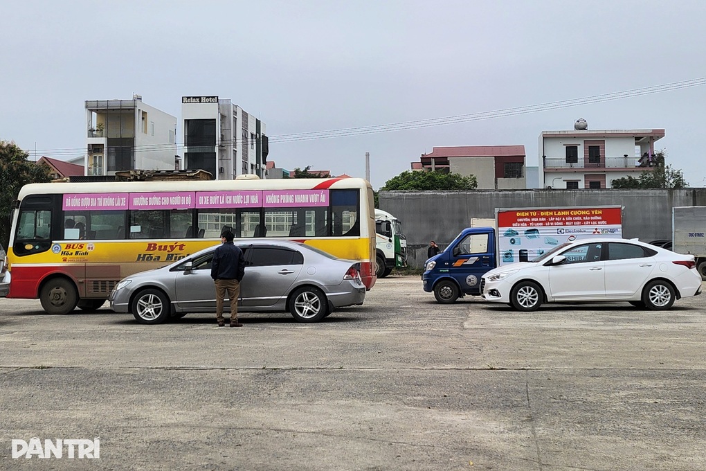 Xe ngoại tỉnh rồng rắn chờ đăng kiểm ở Ninh Bình - 11 Xe ngoại tỉnh rồng rắn chờ đăng kiểm ở Ninh Bình - 11