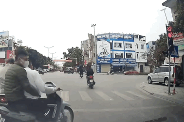 Ngày Tết đường vắng, thanh niên đi xe máy kẹp ba vượt đèn đỏ ngã sõng soài