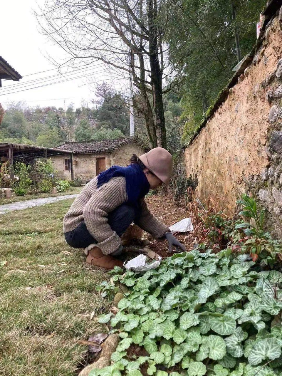 Chán cuộc sống phố thị, cô gái lên núi làm căn nhà nhỏ ngập hoa lá - 10
