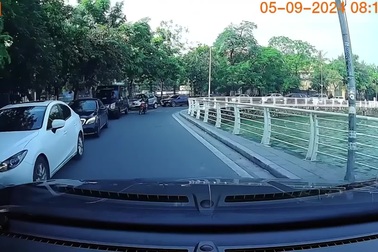 Ô tô lấn làn gây ùn tắc giao thông trên đoạn đường hẹp