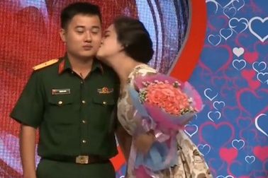 Lần đầu gặp, bạn gái bạo dạn hôn vào má khiến chú bộ đội “đơ” tại chỗ