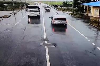 Xe tải đang đi bình thường bỗng bẻ lái một cách lạ lùng