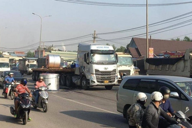 Ớn lạnh xe chở thép cuộn chằng buộc sơ sài: Không gây tai nạn có bị xử lý?