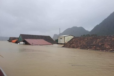 9 cơn bão dồn dập đổ vào miền Trung làm gần 250 người chết và mất tích