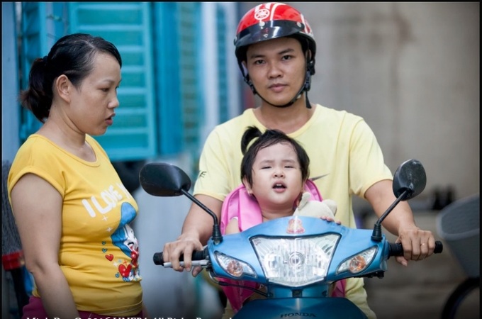 Vợ chồng yêu thương, quan tâm, chăm sóc, giúp đỡ nhau, cùng nhau chia sẻ công việc trong gia đình, cùng có trách nhiệm nuôi dạy con.