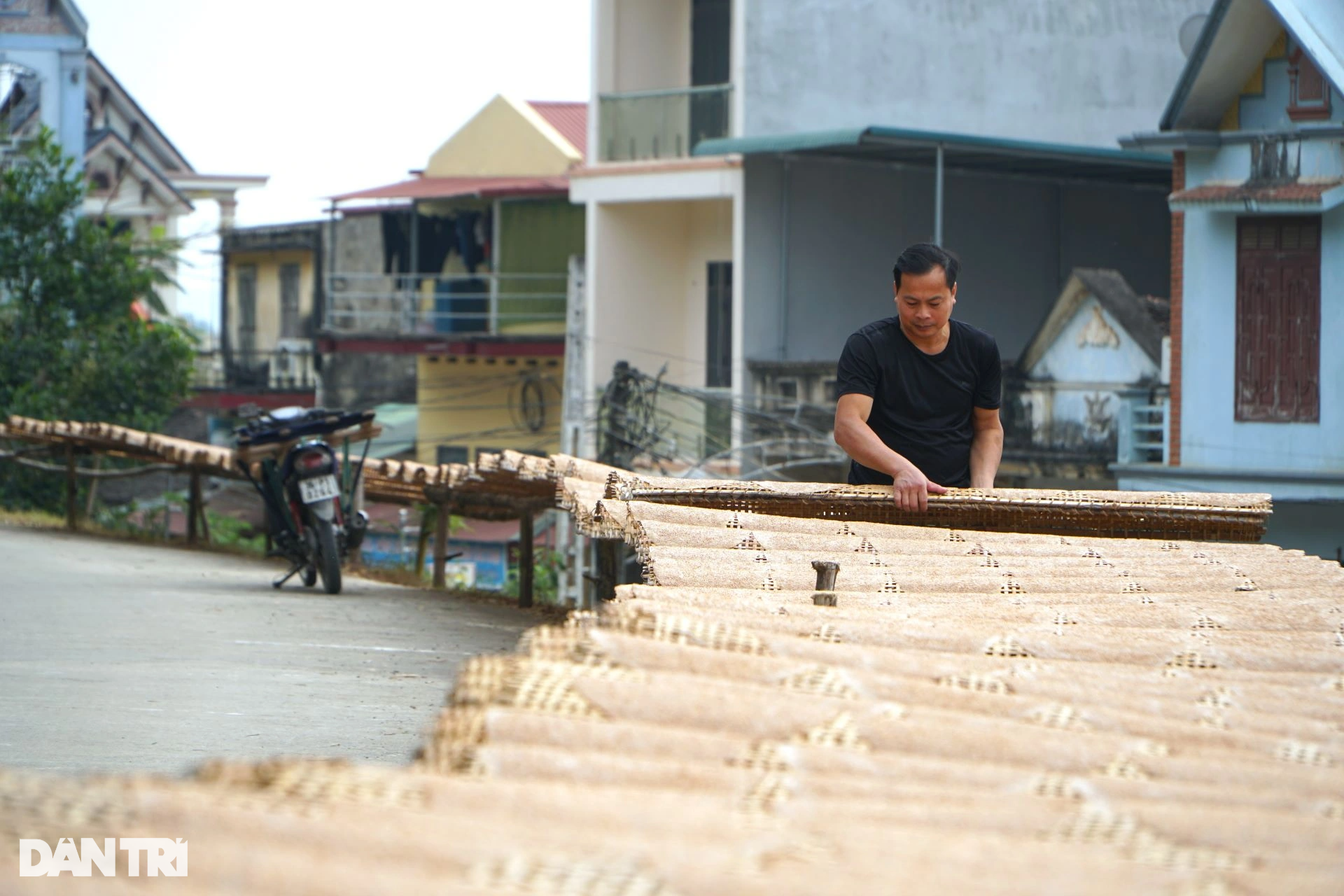 Tráng, quạt hơn 1.000 bánh đa mỗi ngày vẫn không đủ hàng bán Tết - 8 Tráng, quạt hơn 1.000 bánh đa mỗi ngày vẫn không đủ hàng bán Tết - 8
