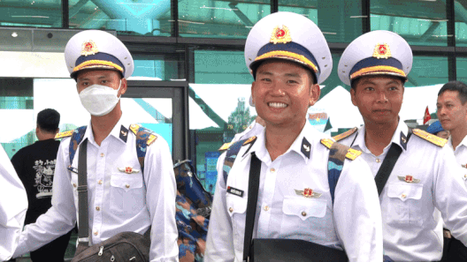 Người dân nghẹn ngào chia tay các chiến sĩ diễu binh rời TPHCM