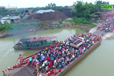 Hải Dương: Hàng ngàn người ùn ùn đợi phà giữa thời dịch Covid-19