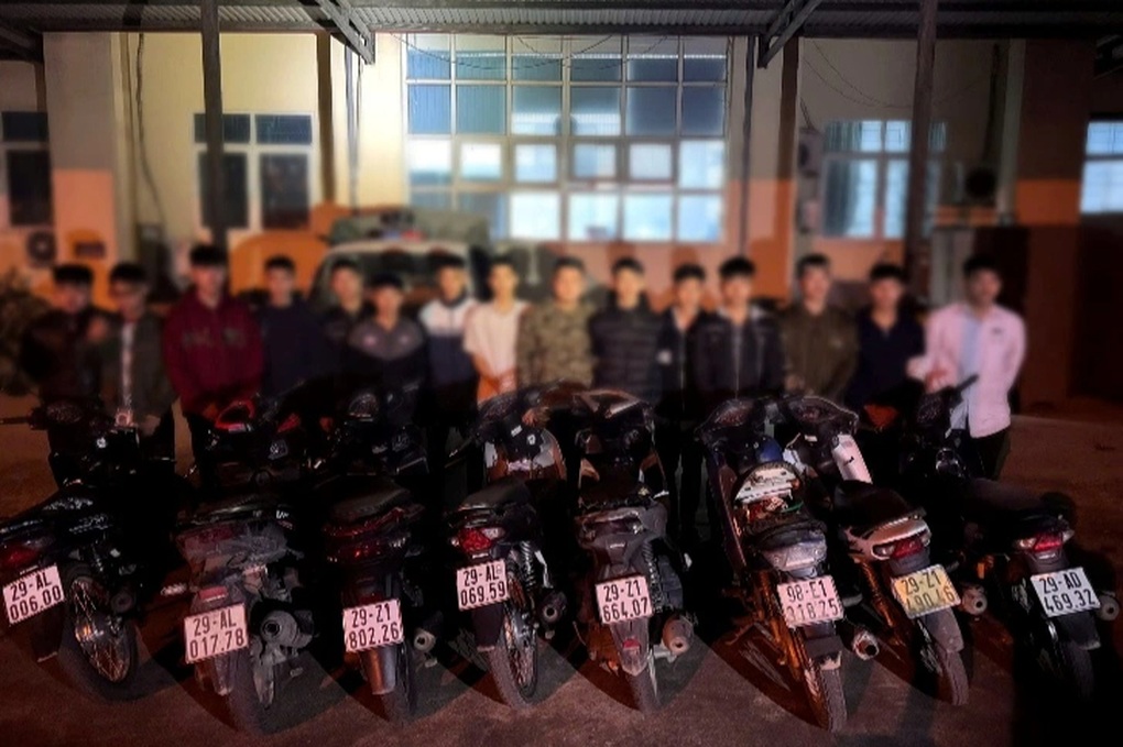 Tạm giữ nhóm thanh thiếu niên ở Hà Nội mang kiếm và gậy đi lượn đường - 1 Tạm giữ nhóm thanh thiếu niên ở Hà Nội mang kiếm và gậy đi lượn đường - 1