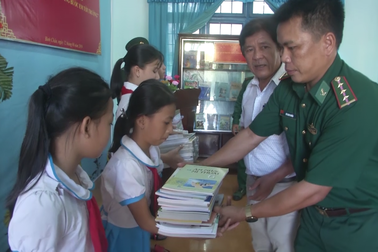 Tủ sách cho học sinh nghèo của người lính quân hàm xanh