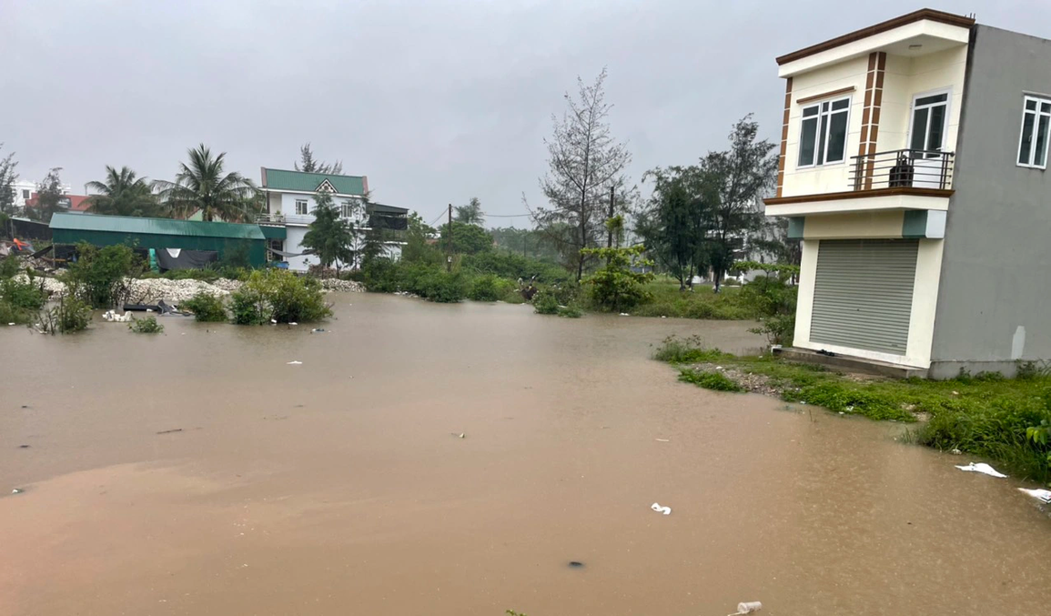 Mưa lớn kéo dài từ sáng đến trưa, nhiều tuyến đường ở Quảng Ninh ngập nặng - 2 Mưa lớn kéo dài từ sáng đến trưa, nhiều tuyến đường ở Quảng Ninh ngập nặng - 2