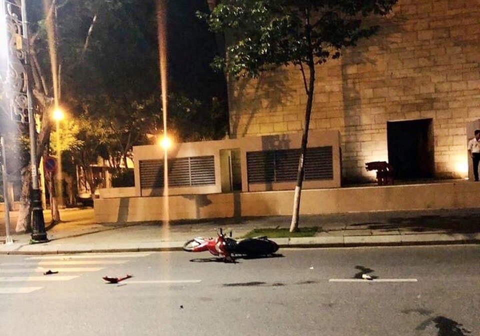 Ô tô lao vào tòa nhà trung tâm hành chính Đà Nẵng - 2 Ô tô lao vào tòa nhà trung tâm hành chính Đà Nẵng - 2