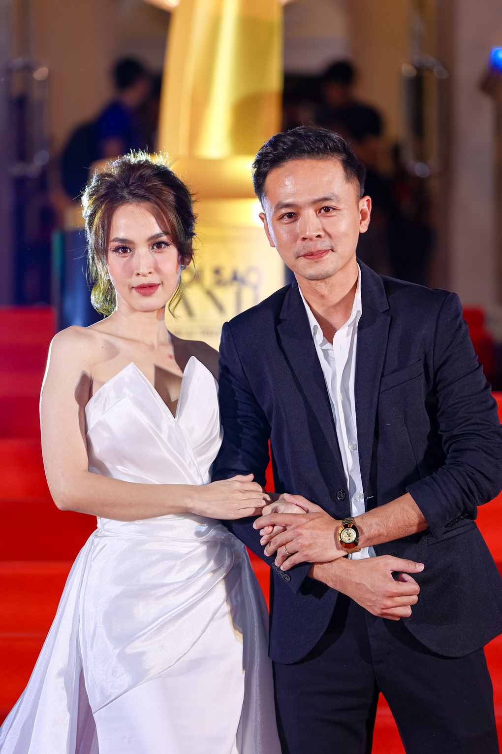 Chi Pu diện váy xuyên thấu, Khổng Tú Quỳnh khoe ngực khủng trên thảm đỏ - 12 Chi Pu diện váy xuyên thấu, Khổng Tú Quỳnh khoe ngực khủng trên thảm đỏ - 12