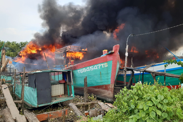 Lửa ngùn ngụt bao trùm 6 tàu cá ở Tiền Giang