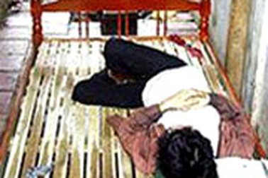 Một thanh niên bị mẹ đẻ giam trong nhà bỏ hoang