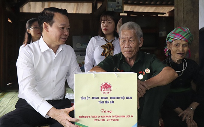 Bí thư Tỉnh ủy Yên Bái Đỗ Đức Duy thăm, tặng quà gia đình ông Lường Văn Pản – thương binh hạng 4/4 tại thôn Nậm Đông 1, xã Nghĩa An (Ảnh baoyenbai).