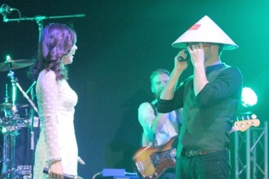 Cựu thủ lĩnh nhóm Westlife thích thú đội nón lá trên sân khấu