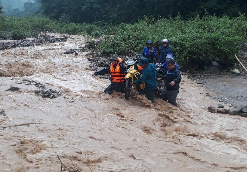 Khắp nơi sạt lở núi, di dời khẩn cấp nhiều hộ dân - 4 Khắp nơi sạt lở núi, di dời khẩn cấp nhiều hộ dân - 4